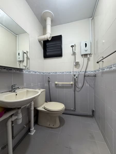 706 Clementi West Street 2, 706 Clementi West Street 2, 2 Bedrooms, 732 sqft, HDB Flat For Rent, by Esther Tan, 500147682 - Bathroom - PropertyGuru.com.sg