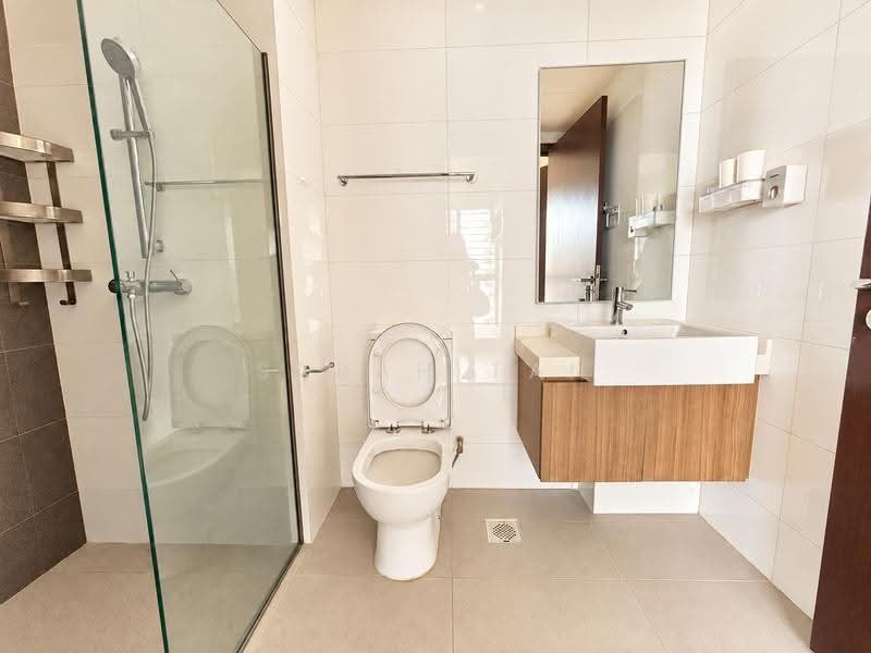 Lake Life, 4 Tao Ching Road, Boon Lay / Jurong / Tuas, 2 Bedrooms, 743 sqft, Executive Condominium For Sale, by Sarah Tan, 500147725 - Master bathroom - PropertyGuru.com.sg
