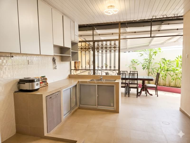 Sunrise Way / Sunrise Lane / Sunrise Drive, , 4 Bedrooms, 2,800 sqft, Terraced House For Sale, by Michelle Ong, 500147754 - Kitchen - PropertyGuru.com.sg