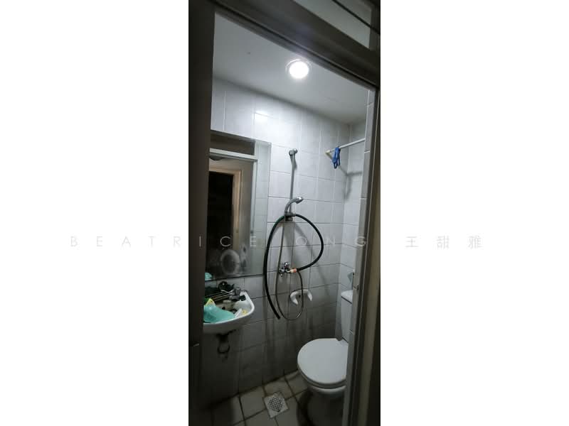 CHEAP 3+1 Bedroom Only 4 Minutes Walk to MRT, , 3 Bedrooms, 1,162 sqft, Condominium For Sale, by Beatrice Ong 王甜雅, 500147769 - Bathroom - PropertyGuru.com.sg