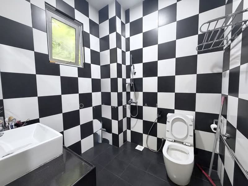 D20 Freehold Detached Near St.Nicholas Girls School | Mayflower MRT, Upper Thomson Rd, Jalan Chengam, Jalan Menarong, Jalan Rukam, 7 Bedrooms, 4,659 sqft, Detached House For Sale, by Roxine Ang, 500147788 - Bathroom - PropertyGuru.com.sg