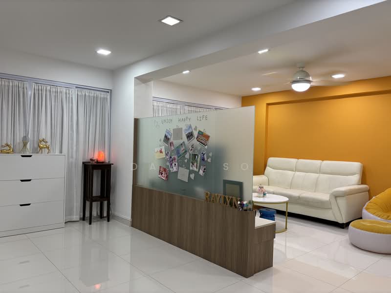 724 Jurong West Street 72, 724 Jurong West Street 72, 3 Bedrooms, 1,119 sqft, HDB Flat For Sale, by Dawn So, 500147802 - Living Room - PropertyGuru.com.sg