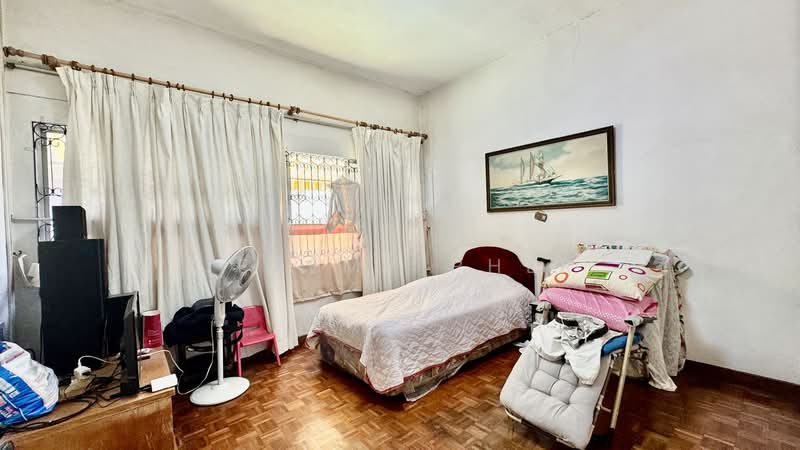 Huge Corner Terrace Near MRT, Ideal for Rebuild. Squarish Land Plot!, Li Hwan Drive, Lorong Chuan, Serangoon Garden, Tai Hwan Heights, 4 Bedrooms, 2,500 sqft, Corner Terrace For Sale, by Jeremy Pher, 500147836 - Bedroom - PropertyGuru.com.sg