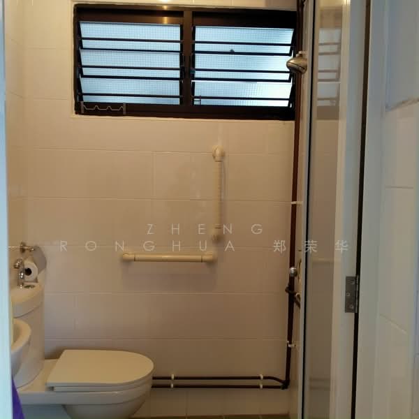 354 Clementi Avenue 2, 354 Clementi Avenue 2, 2 Bedrooms, 700 sqft, HDB Flat For Rent, by Zheng Ronghua 郑荣华, 500147838 - Bathroom - PropertyGuru.com.sg