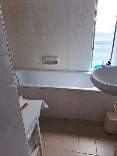 Pandan Valley, 4 Pandan Valley, 4 Bedrooms, 2,186 sqft, Condominium For Sale, by Doris Wong, 500147846 - Bathroom - PropertyGuru.com.sg
