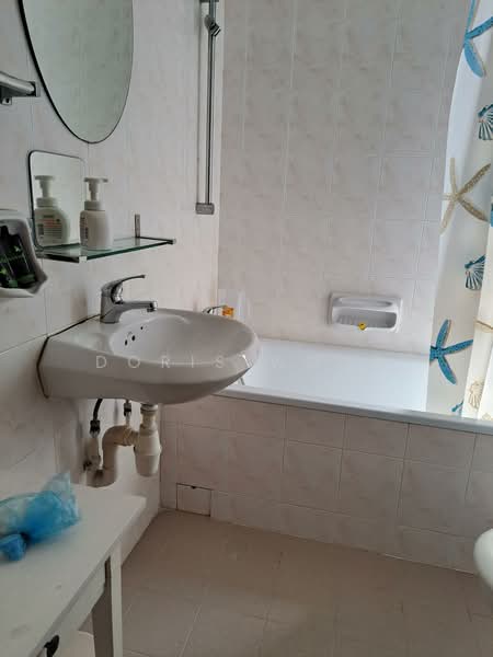 Pandan Valley, 4 Pandan Valley, 4 Bedrooms, 2,186 sqft, Condominium For Sale, by Doris Wong, 500147846 - Bathroom - PropertyGuru.com.sg