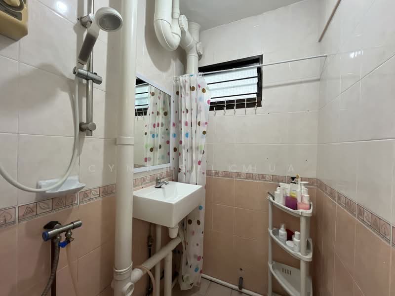 233 Lorong 8 Toa Payoh, 233 Lorong 8 Toa Payoh, 2 Bedrooms, 710 sqft, HDB Flat For Sale, by Cynthia Chua, 500147891 - Bathroom - PropertyGuru.com.sg