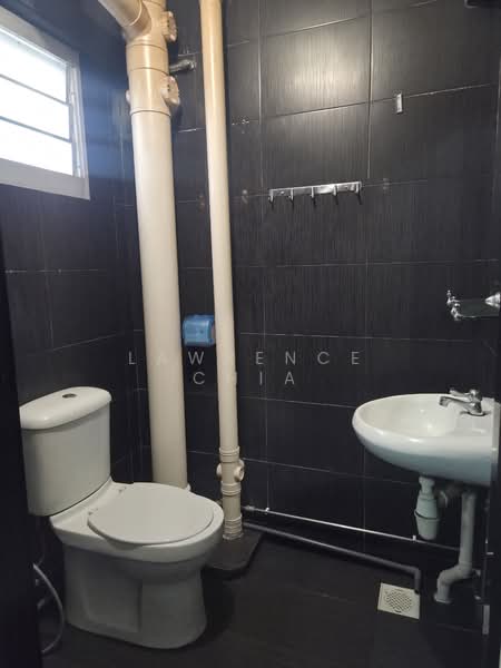 210 Jurong East Street 21, 210 Jurong East Street 21, 2 Bedrooms, 721 sqft, HDB Flat For Rent, by Lawrence Chia, 500147894 - Bathroom - PropertyGuru.com.sg
