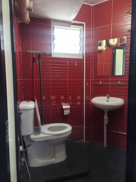 210 Jurong East Street 21, 210 Jurong East Street 21, 2 Bedrooms, 721 sqft, HDB Flat For Rent, by Lawrence Chia, 500147894 - Bathroom - PropertyGuru.com.sg
