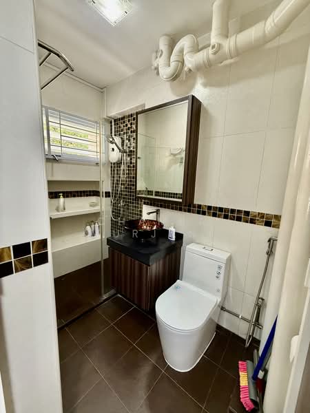 584 Pasir Ris Street 53, 584 Pasir Ris Street 53, 4 Bedrooms, 1,600 sqft, HDB Flat For Rent, by Champa Murjani, 500147909 - Bathroom - PropertyGuru.com.sg