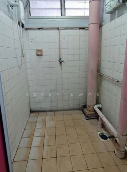 5 Lorong Lew Lian, 5 Lorong Lew Lian, 2 Bedrooms, 689 sqft, HDB Flat For Sale, by Barry Kwok, 500147915 - Bathroom - PropertyGuru.com.sg