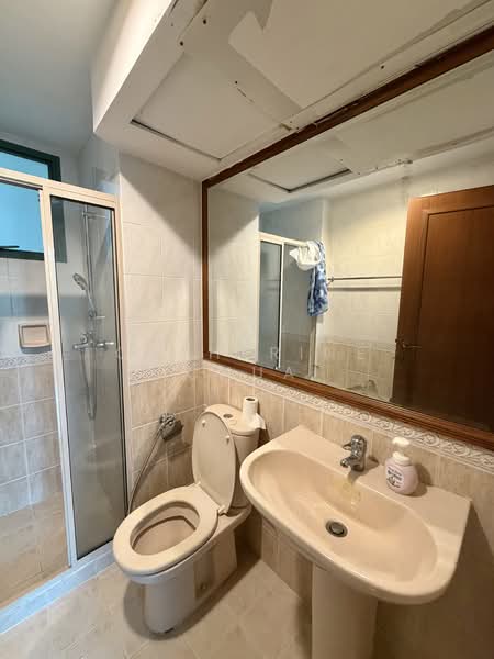 Palm Gardens, 3 Hong San Walk, 3 Bedrooms, 1,206 sqft, Condominium For Rent, by Catherine Chua, 500147939 - Bathroom - PropertyGuru.com.sg
