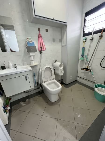 122C Sengkang East Way, 122C Sengkang East Way, 4 Bedrooms, 1,399 sqft, HDB Flat For Sale, by Feemin Liong, 500147951 - Bathroom - PropertyGuru.com.sg