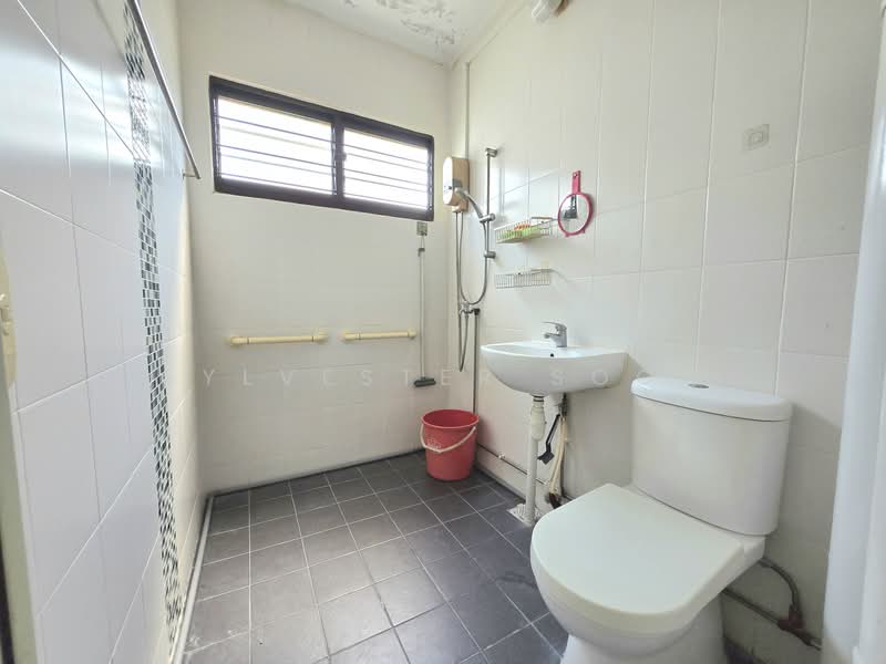 450 Tampines Street 42, 450 Tampines Street 42, Room Rental, 200 sqft, HDB Flat For Rent, by Sylvester Soon, 500147952 - Bathroom - PropertyGuru.com.sg