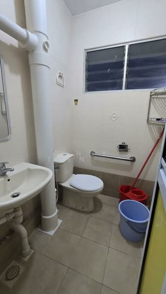 709 Yishun Avenue 5, 709 Yishun Avenue 5, 2 Bedrooms, 731 sqft, HDB Flat For Rent, by Ginny Tien (Ginnie Tien), 500147960 - Bathroom - PropertyGuru.com.sg