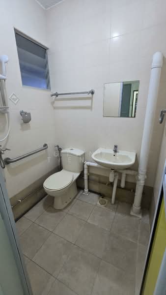 709 Yishun Avenue 5, 709 Yishun Avenue 5, 2 Bedrooms, 731 sqft, HDB Flat For Rent, by Ginny Tien (Ginnie Tien), 500147960 - Bathroom - PropertyGuru.com.sg