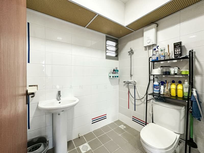 117A Jalan Tenteram, 117A Jalan Tenteram, 2 Bedrooms, 721 sqft, HDB Flat For Sale, by Risdian Isbintara, 500147981 - Bathroom - PropertyGuru.com.sg