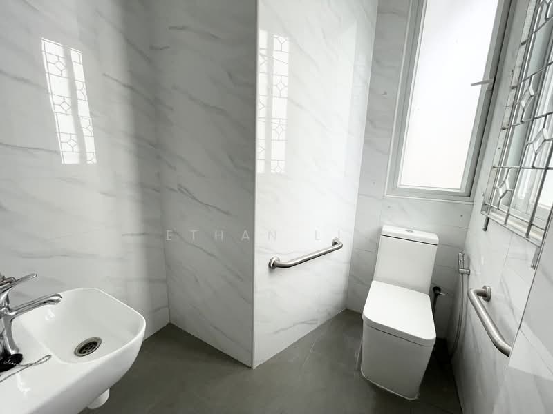 Birch Road, Farrer Park, Race Course Road, Serangoon, 37 Birch Road, 3 Bedrooms, 800 sqft, Shophouse For Rent, by Ethan Lim, 500147997 - Bathroom - PropertyGuru.com.sg