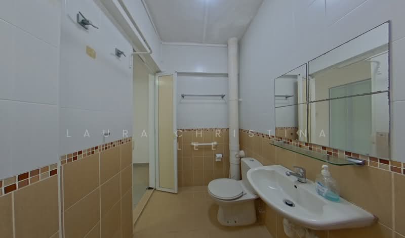 170 Bukit Batok West Avenue 8, 170 Bukit Batok West Avenue 8, 3 Bedrooms, 1,496 sqft, HDB Flat For Rent, by Laura Christina Lee, 500148012 - Bathroom - PropertyGuru.com.sg