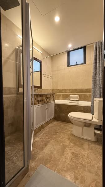 Regent Heights, 50 Bukit Batok East Avenue 5, 2 Bedrooms, 1,023 sqft, Condominium For Sale, by Alize Ng, 500148022 - Master Bathroom - PropertyGuru.com.sg