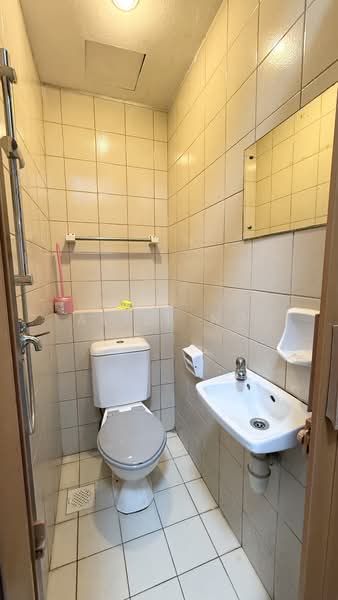 Regent Heights, 50 Bukit Batok East Avenue 5, 2 Bedrooms, 1,023 sqft, Condominium For Sale, by Alize Ng, 500148022 - Helper’s Bathroom - PropertyGuru.com.sg