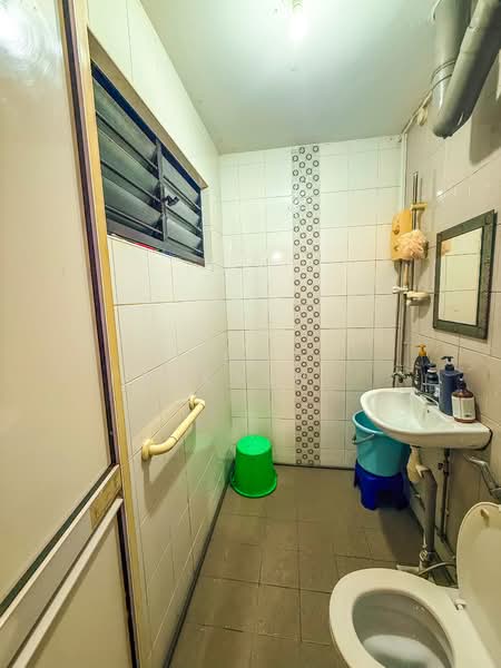 246 Yishun Avenue 9, 246 Yishun Avenue 9, 3 Bedrooms, 904 sqft, HDB Flat For Sale, by Samuel Prakash S/O Joseph Asirvatham, 500148025 - Bathroom - PropertyGuru.com.sg