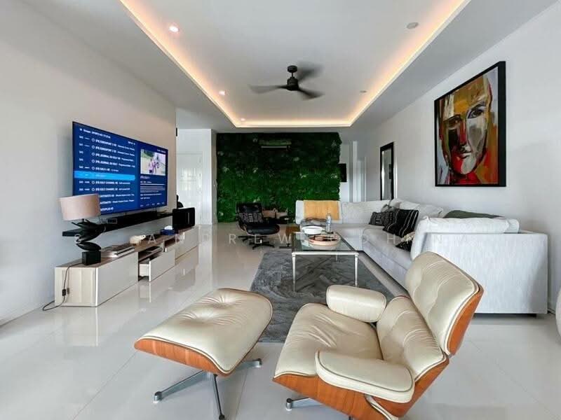 ⭐️$18XX PSF BUILT⭐️SIGLAP⭐️1KM TAO NAN⭐️MOVE IN⭐️超值精选豪宅⭐️, MOVE IN | POOL | 5888 BUILT UP | MRT MALL 700M | 3 CARS, 5 Bedrooms, 5,888 sqft, Semi-Detached House For Sale, by Andrew Goh, 500148117 - Living Room - PropertyGuru.com.sg