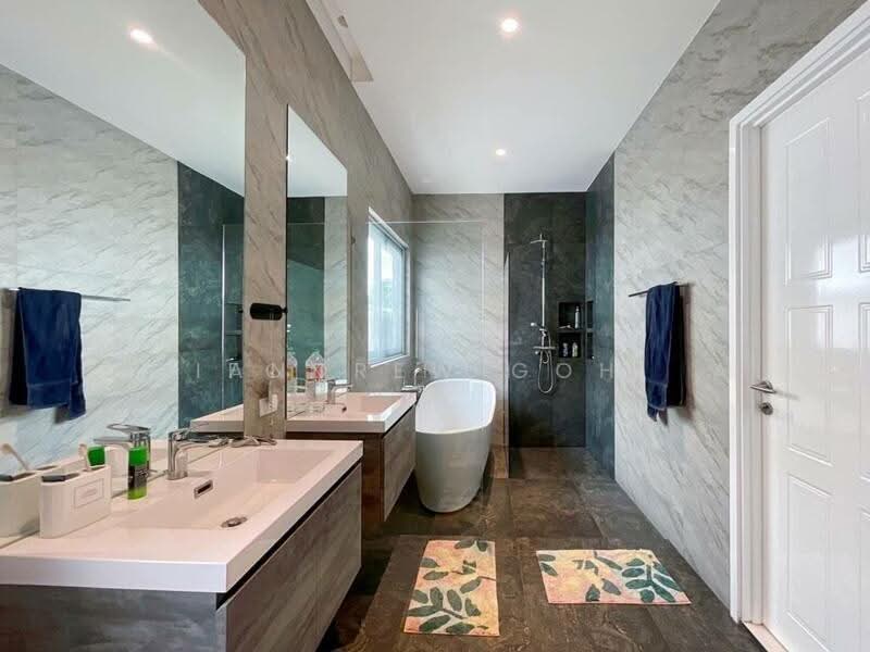 ⭐️$18XX PSF BUILT⭐️SIGLAP⭐️1KM TAO NAN⭐️MOVE IN⭐️超值精选豪宅⭐️, MOVE IN | POOL | 5888 BUILT UP | MRT MALL 700M | 3 CARS, 5 Bedrooms, 5,888 sqft, Semi-Detached House For Sale, by Andrew Goh, 500148117 - Bathroom - PropertyGuru.com.sg