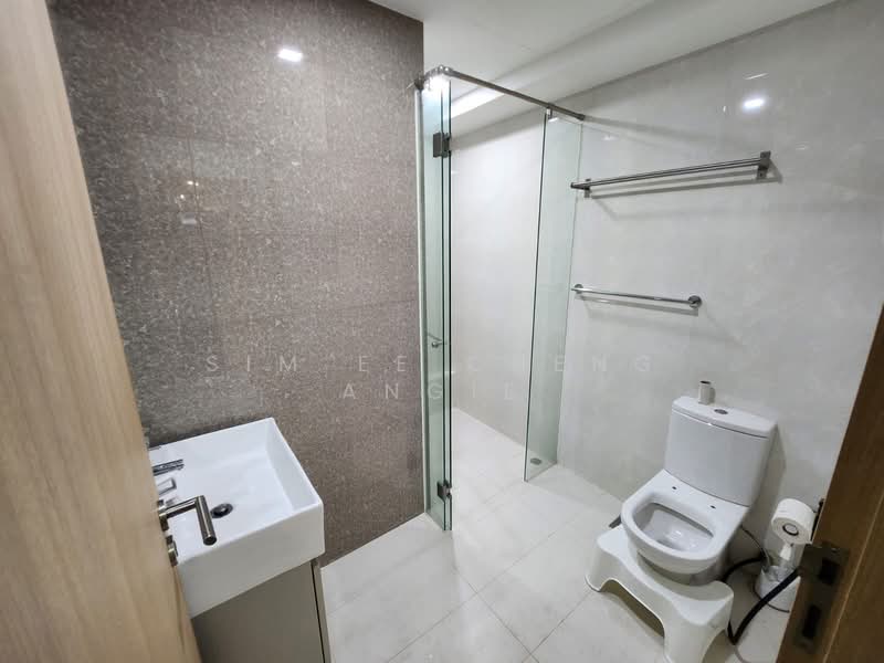 Twin Fountains, 11 Woodlands Avenue 6, 3 Bedrooms, 1,033 sqft, Executive Condominium For Rent, by SIM EE CHENG ANGIE, 500148129 - Bathroom - PropertyGuru.com.sg