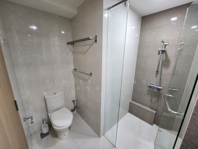 Twin Fountains, 11 Woodlands Avenue 6, 3 Bedrooms, 1,033 sqft, Executive Condominium For Rent, by SIM EE CHENG ANGIE, 500148129 - Bathroom - PropertyGuru.com.sg