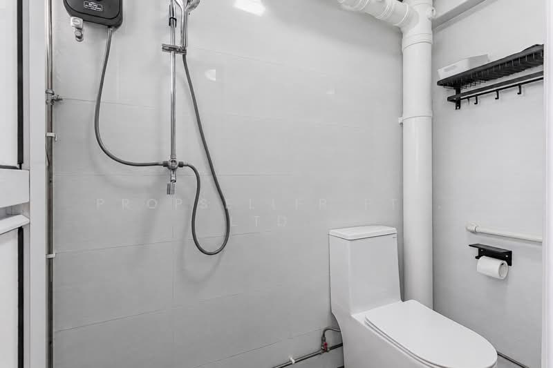 284 Choa Chu Kang Avenue 3, 284 Choa Chu Kang Avenue 3, 3 Bedrooms, 1,119 sqft, HDB Flat For Sale, by Wes Teo, 500148162 - Bathroom - PropertyGuru.com.sg