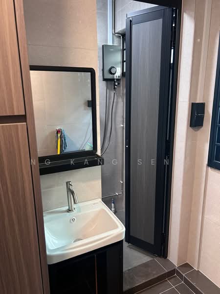 48 Sims Place, 48 Sims Place, 2 Bedrooms, 750 sqft, HDB Flat For Rent, by Ng Kang Seng, 500148235 - Bathroom - PropertyGuru.com.sg
