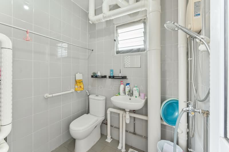 660 Hougang Avenue 8, 660 Hougang Avenue 8, 2 Bedrooms, 797 sqft, HDB Flat For Sale, by Jason Tan, 500148270 - Bathroom - PropertyGuru.com.sg