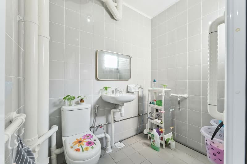 660 Hougang Avenue 8, 660 Hougang Avenue 8, 2 Bedrooms, 797 sqft, HDB Flat For Sale, by Jason Tan, 500148270 - Bathroom - PropertyGuru.com.sg
