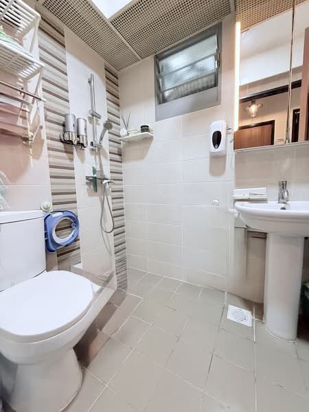 477A Upper Serangoon View, 477A Upper Serangoon View, 3 Bedrooms, 990 sqft, HDB Flat For Sale, by SQ Raudha, 500148272 - Bathroom - PropertyGuru.com.sg