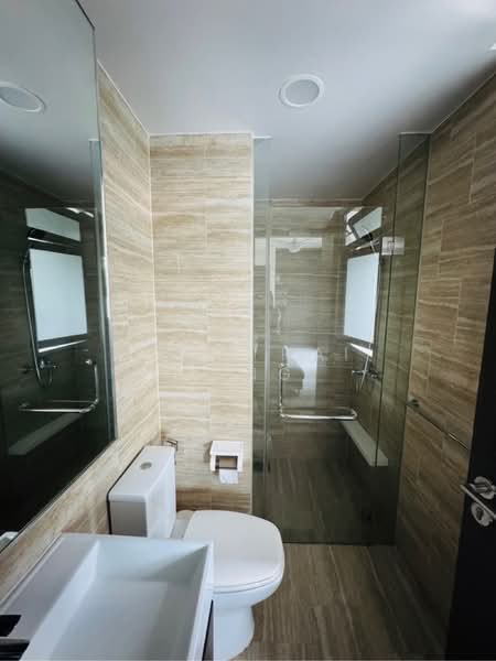 North Park Residences, 15 Yishun Central 1, Studio, 400 sqft, Condominium For Rent, by Liow Hai Ting, 500148285 - bathroom with window - PropertyGuru.com.sg