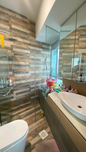 Novelis @ Novena, 75 Sinaran Drive, 2 Bedrooms, 839 sqft, Condominium For Sale, by Dennis Lim, 500148290 - Bathroom - PropertyGuru.com.sg