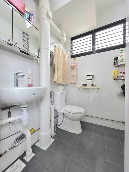502 Ang Mo Kio Avenue 5, 502 Ang Mo Kio Avenue 5, 2 Bedrooms, 732 sqft, HDB Flat For Rent, by Emerlynn Png, 500148317 - Bathroom - PropertyGuru.com.sg
