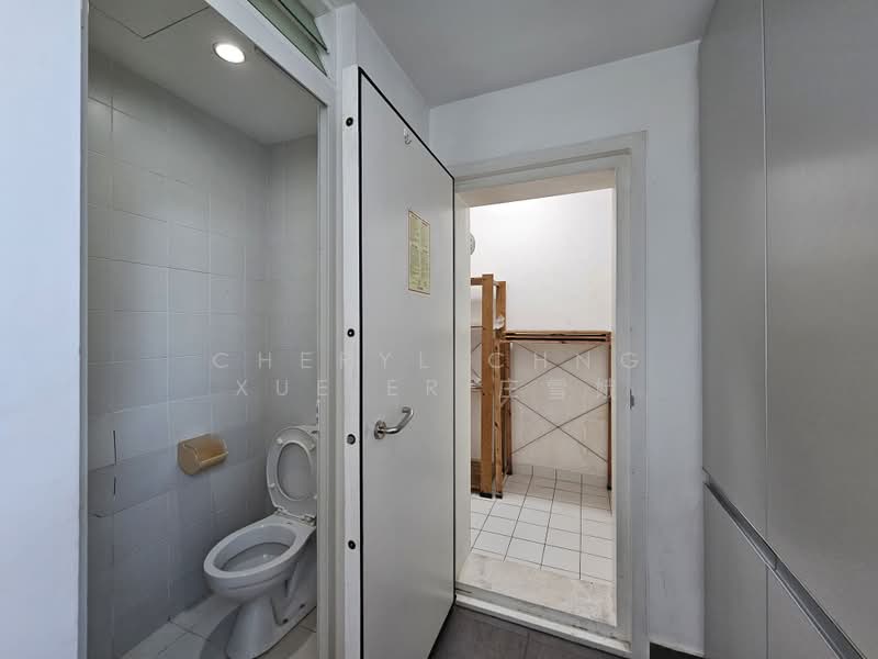 Twin Regency, 26 Kim Tian Road, 3 Bedrooms, 1,227 sqft, Condominium For Rent, by Cheryl Chng Xue'Er 庄雪娥, 500148327 - Household shelter and Toilet - PropertyGuru.com.sg