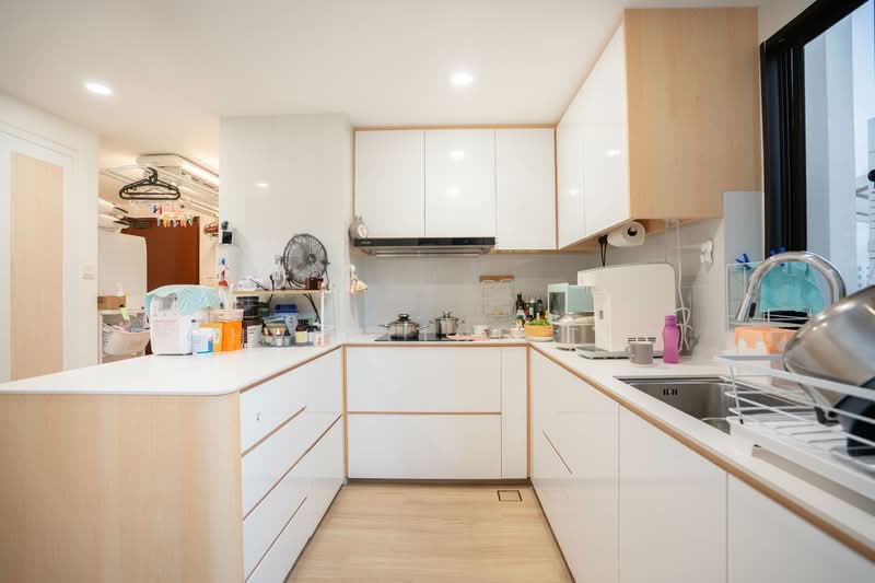 The Mayfair, 1 Jurong East Street 32, 3 Bedrooms, 1,345 sqft, Condominium For Sale, by Christine Teo, 500148381 - Kitchen - PropertyGuru.com.sg