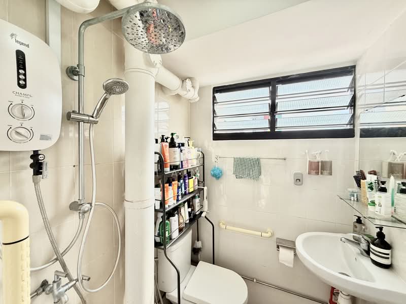 80 Bedok North Road, 80 Bedok North Road, 3 Bedrooms, 979 sqft, HDB Flat For Sale, by VIVIAN Chan, 500148384 - Common Bathroom - PropertyGuru.com.sg