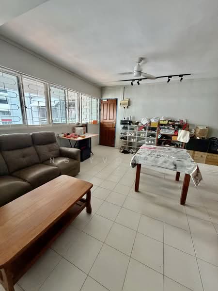 312 Jurong East Street 32, 312 Jurong East Street 32, 3 Bedrooms, 1,119 sqft, HDB Flat For Sale, by Ng Yvonne, 500148414 - Living Room - PropertyGuru.com.sg
