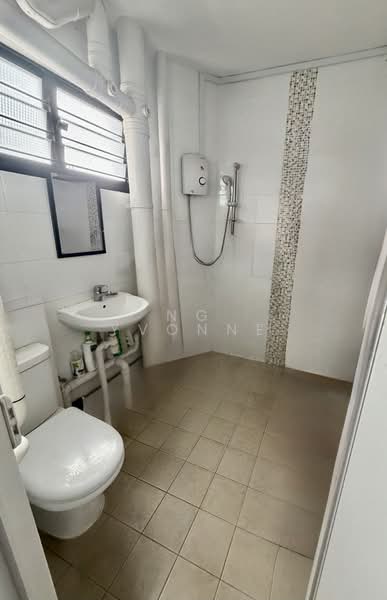 312 Jurong East Street 32, 312 Jurong East Street 32, 3 Bedrooms, 1,119 sqft, HDB Flat For Sale, by Ng Yvonne, 500148414 - Bathroom - PropertyGuru.com.sg