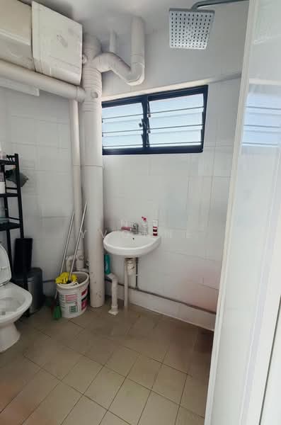 312 Jurong East Street 32, 312 Jurong East Street 32, 3 Bedrooms, 1,119 sqft, HDB Flat For Sale, by Ng Yvonne, 500148414 - Bathroom - PropertyGuru.com.sg