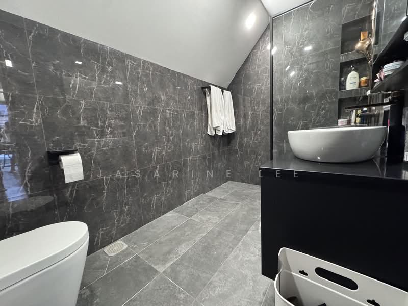 ⭐️⭐️LANDED7772 @ Renovated Cluster Terrace Renovated, , 5 Bedrooms, 2,604 sqft, Terraced House For Sale, by Jasarine Lee, 500148529 - Bathroom - PropertyGuru.com.sg
