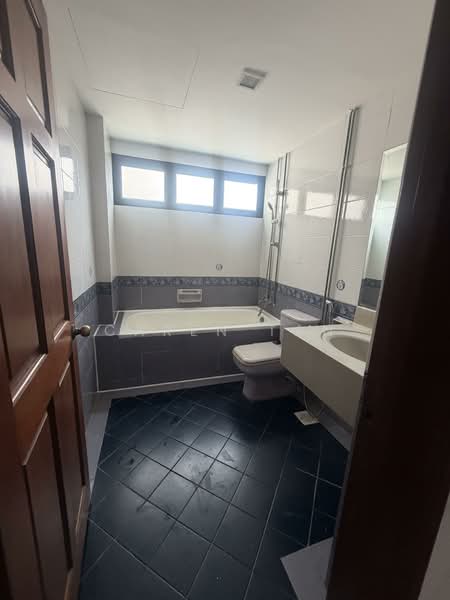 Chiltern Park, 135 Serangoon Avenue 3, 3 Bedrooms, 1,302 sqft, Condominium For Sale, by Caren Tan, 500148533 - Bathroom - PropertyGuru.com.sg