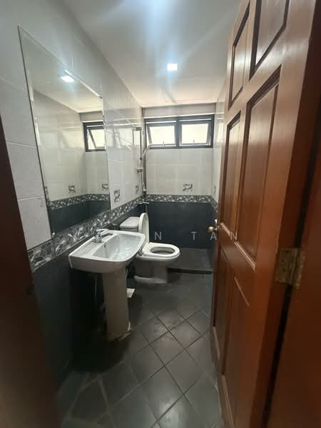 Chiltern Park, 135 Serangoon Avenue 3, 3 Bedrooms, 1,302 sqft, Condominium For Sale, by Caren Tan, 500148533 - Bathroom - PropertyGuru.com.sg