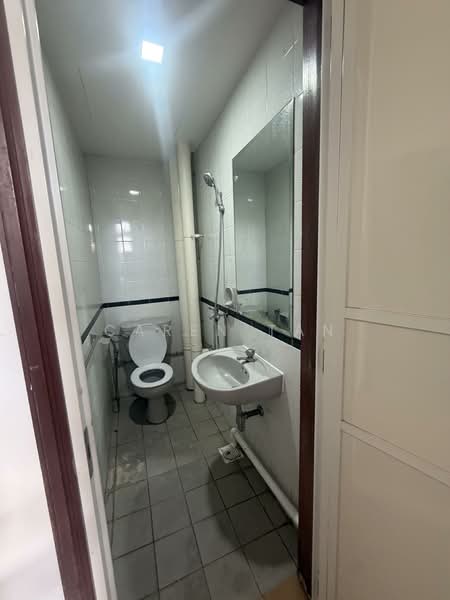 Chiltern Park, 135 Serangoon Avenue 3, 3 Bedrooms, 1,302 sqft, Condominium For Sale, by Caren Tan, 500148533 - Bathroom - PropertyGuru.com.sg