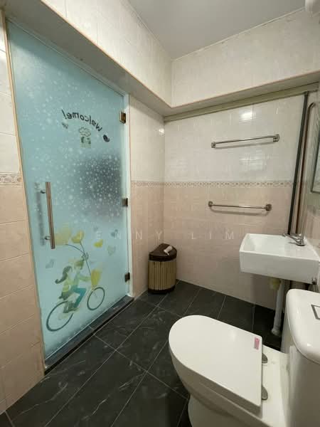 660 Jurong West Street 64, 660 Jurong West Street 64, 3 Bedrooms, 1,184 sqft, HDB Flat For Sale, by Jenny Lim, 500148569 - Bathroom - PropertyGuru.com.sg