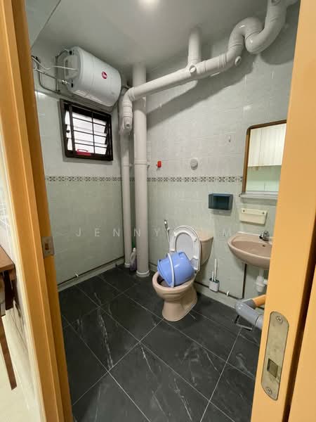 660 Jurong West Street 64, 660 Jurong West Street 64, 3 Bedrooms, 1,184 sqft, HDB Flat For Sale, by Jenny Lim, 500148569 - Bathroom - PropertyGuru.com.sg